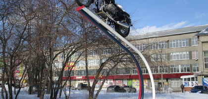 Стела около заводоуправления Ирбитского мотоциклетного завода