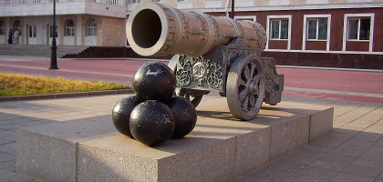 Копия Царь-пушки на площади Оболенского-Ноготкова в Йошкар-Оле