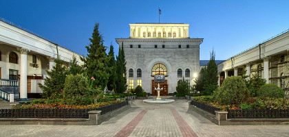 Здание железнодорожного вокзала в Симферополе