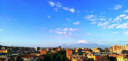 Вид на солнечный Арарат и центр Еревана