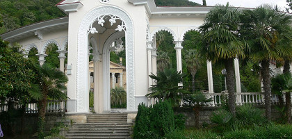 Гагры, колоннада у Приморского парка