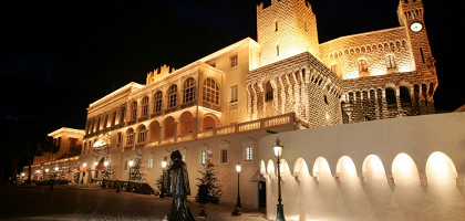 Вечерний вид дворца Принца в Монако