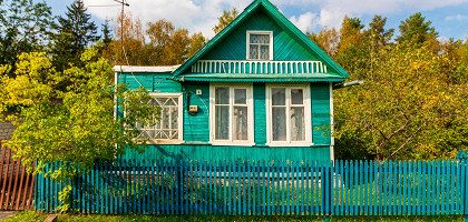 Деревянный дом в сельской местности, деревня