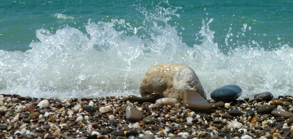 Мокрые камни и море. Вид на Черное море, Крым, Николаевка