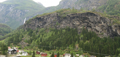 Тихий пригород, Фломская железная дорога, Флом