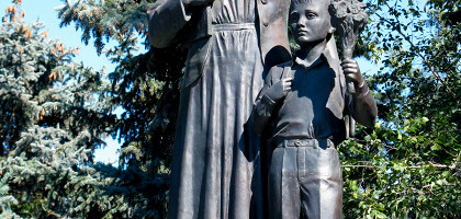 Памятник первой учительнице, Матвеев Курган
