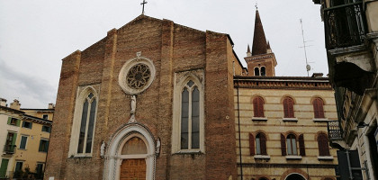 Вид на базилику Санта Анастасия в Вероне