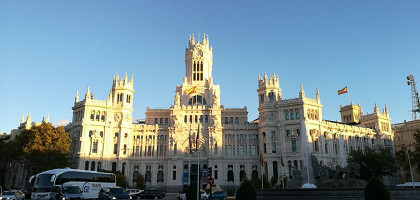 Вид на дворец и фонтан Сибелес в Мадриде