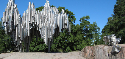 Вид на памятник Сибелиусу в Хельсинки