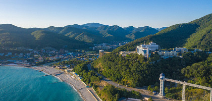 Панорама морского побережья и курортного поселка Небуг
