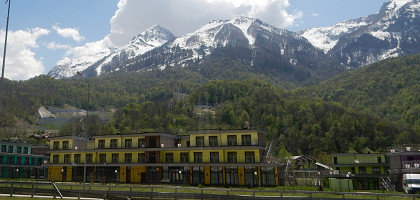 Виды на горы Сочи и комплекс трамплинов с улицы Защитников Кавказа
