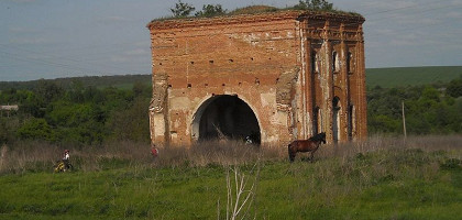 Заброшенная каменная церковь Покрова Пресвятой Богородицы, 1861 г, в селе Виногробль, Курская область