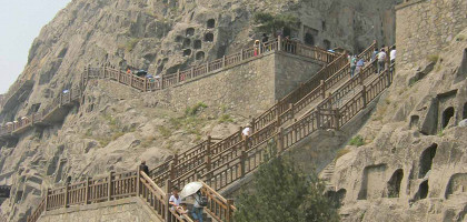Удобные лестницы к храмам-гротам Лунмэнь, Лоян, Китай