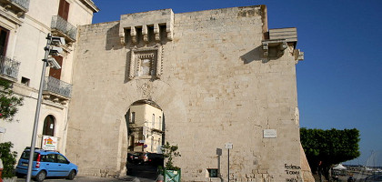 Porta Marina городские ворота (15 век) в Сиракузах