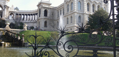 Дворец Лоншан, фонтан и Музей естественной истории