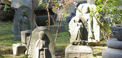Каменные фигуры в храме Engakuji в Камакуре