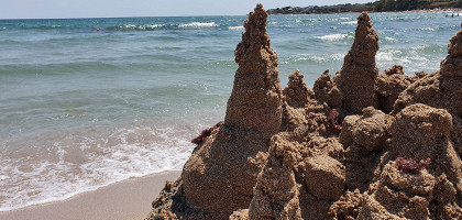 Замок из песка в Лозенце, Болгария, на берегу Черного моря