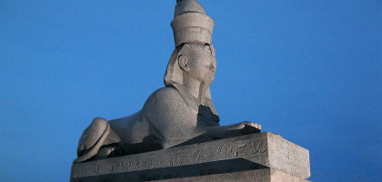 Пристань со сфинксами в вечернем освещении
