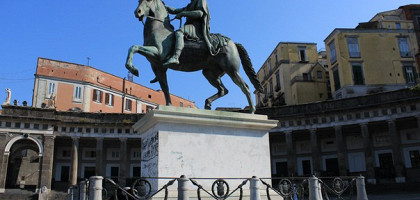 Памятник на пьяца Паблишита, Неаполь