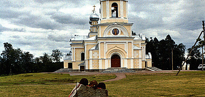 Сологубовка-Лезье, Успенская церковь и памятник советским солдатам