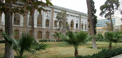 Белый дворец на территории дворца Голестан