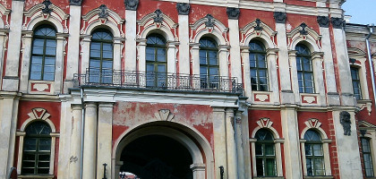 Митавский дворец, вход с северной стороны