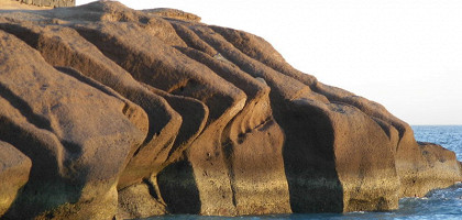 Каменные глыбы у берегов в Лас-Америкас
