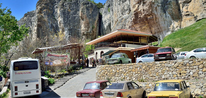 Бахчисарай, автомобили у ресторана, Крым, Россия