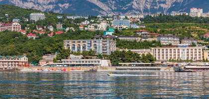 Зона отдыха на берегу Черного моря в Крыму