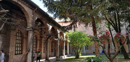 Внутренний двор собора в Равенне, Италия