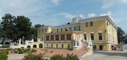 Губернаторский дом и сад в Ярославле