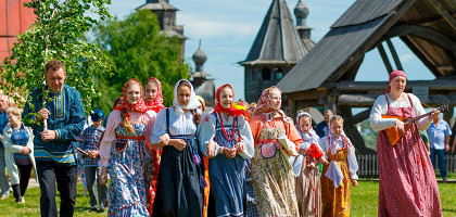 Народные гуляния, посвященные празднику Святой Троицы в Суздале