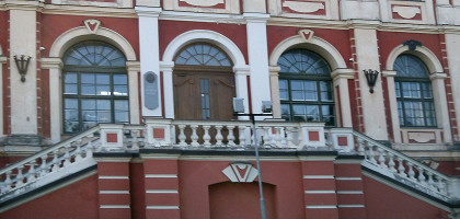Митавский дворец, лестница и фасад