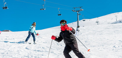 Люди катаются на горных лыжах в Ливане