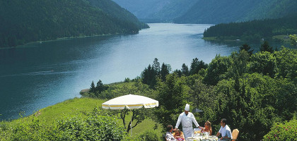 Природа озера Вайссен-Зее в Каринтии, Австрия