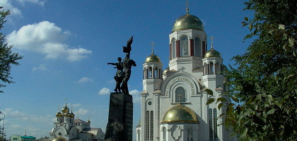 Храм-на-Крови в летний день