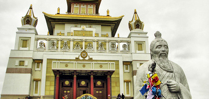 Золотая обитель Будды Шакьямуни и статуя Белого старца