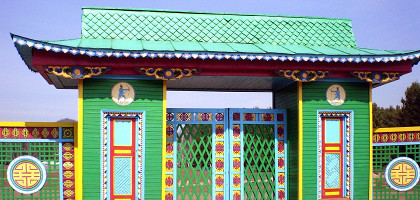 Ворота Этнографического музея народов Забайкалья в Улан-Удэ