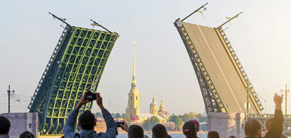 Туристы наблюдают развод мостов,Санкт-Петербург