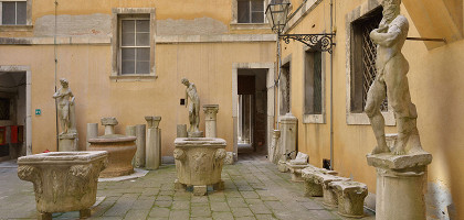 Античные статуи в музее Коррер в Венеции