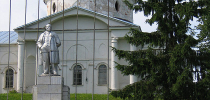 Никольский собор и памятник Ленину в Мышкине