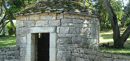 Каменные круглые хижины с коническими крышами, Бриони