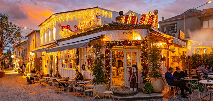 Новогодние украшения в Алачати, Турция