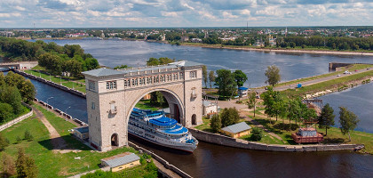 Круизный теплоход проходит через шлюз Угличской ГЭС на Волге