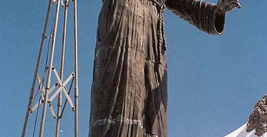 Статуя Иисуса Христа расположена на холме в Монте-Роза