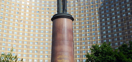 Гостиница Космос, памятник Шарлю де Голлю