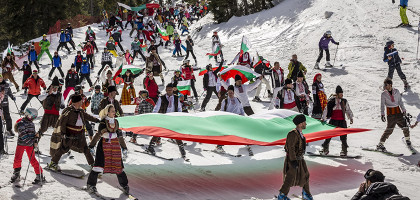 Катание на лыжах с болгарскими флагами в Пампорово, Болгария