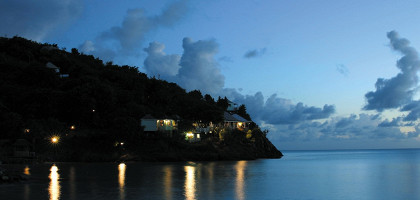 Вечерний вид на побережье Антигуа и Барбуды