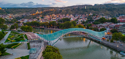 Крепость Нарикала и мост Мира на закате в Тбилиси