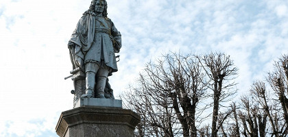 Аваллон, Франция, статуя Вобана на главной площади.